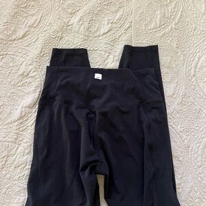 Size M Vuori leggings (small thorn hole at bottom towards ankle)
